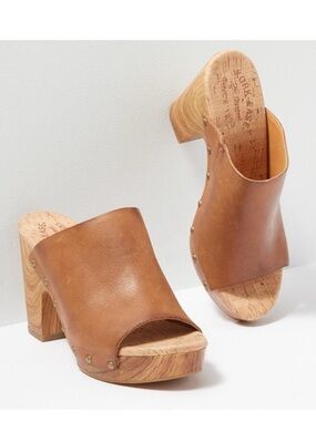 NWOT Kork-Ease Danika Platform
Sandal Sz 7